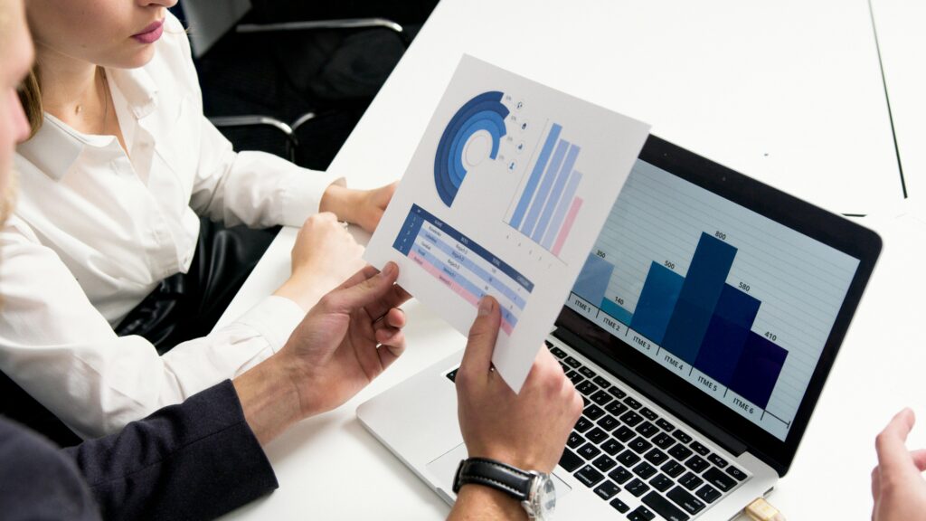 Inclusión financiera mujeres migrantes - mujer revisando datos financieros en laptop